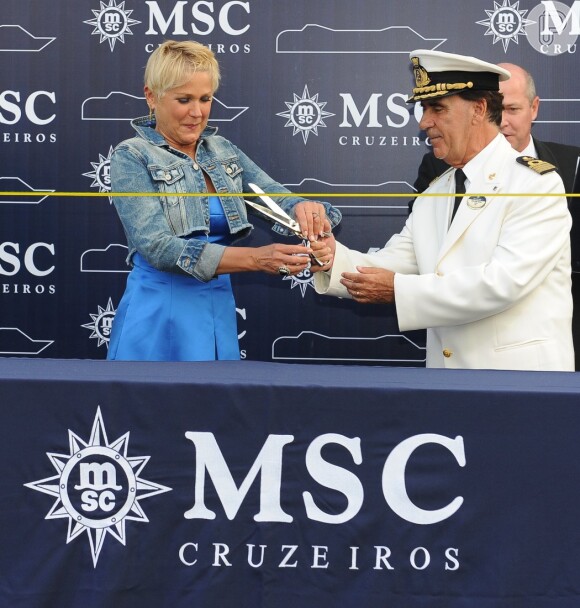 Xuxa corta o laço do lançamento de navio, nesta terça-feira, 26 de novembro de 2013
