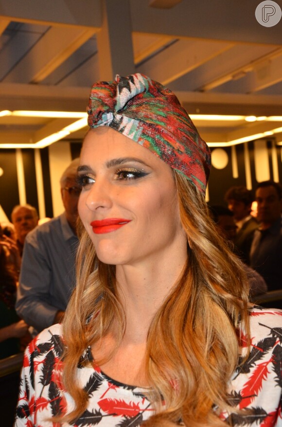 Fernanda Lima usa turbante e batom vermelho durante evento de moda, nesta quarta-feira, 27 de novembro de 2013
