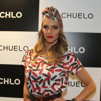 De turbante e batom vermelho, Fernanda Lima aparece com look exótico em evento