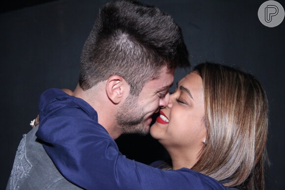 Preta Gil beija o novo namorado, o jogador de basquete Rodrigo Godoy, durante show de Rodrigo Pitta, na Boate Cave, em Copacabana, Zona Sul do Rio, nesta quarta-feira, 27 de novembro de 2013