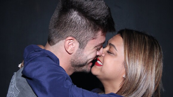 Preta Gil troca beijos e carícias com namorado durante show em boate, no Rio
