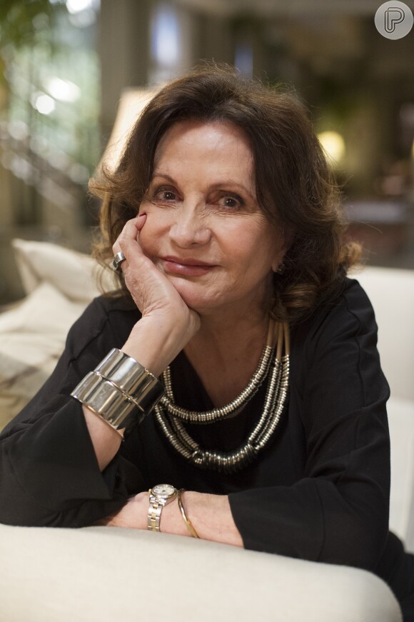 Tamara (Rosamaria Murtinho) é laranja de Félix (Mateus Solano) em uma empresa ilegal de silicone, em 'Amor à Vida'