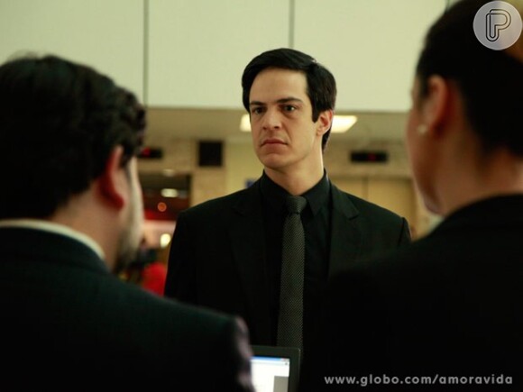 Edith (Bárbara Paz) manda investigadores atrás de Félix (Mateus Solano), mas ele se faz de vítima e consegue se livrar deles, em 'Amor à Vida'