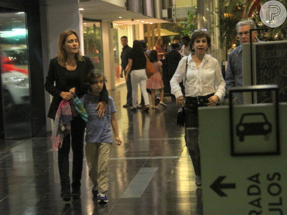 Adriana Esteves é flagrada passeando com os pais Regina e Paulo Felipe