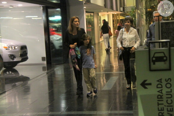 Adriana Esteves com os pais e o filho Vicente, de 7 anos