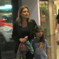 Adriana Esteves janta com os pais e o filho Vicente em shopping, no Rio