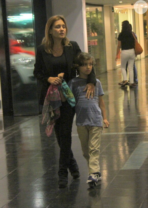 Adriana Esteves passeia por shopping do Rio com o filho Vicente, de 7 anos, em 28 de novembro de 2013