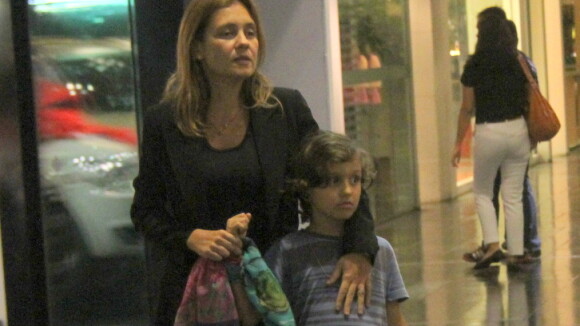 Adriana Esteves janta com os pais e o filho Vicente em shopping, no Rio