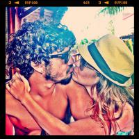 Caio Castro beija jovem que estaria grávida dele em fotos postadas no Instagram