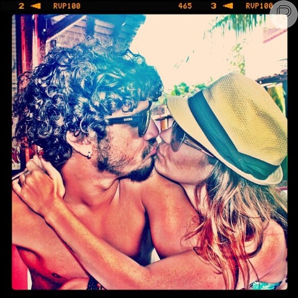 Caio Castro beija a estudante de teatro Carolina Caetano Bianchi, que estaria grávida de três meses do ator, em 29 de novembro de 2013