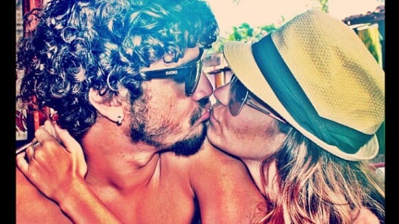 Caio Castro beija jovem que estaria grávida dele em fotos postadas no Instagram