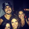 Em fotos publicadas no Instagram Caio Castro e Carolina Caetano Bianchi aparecem com amigos na balada