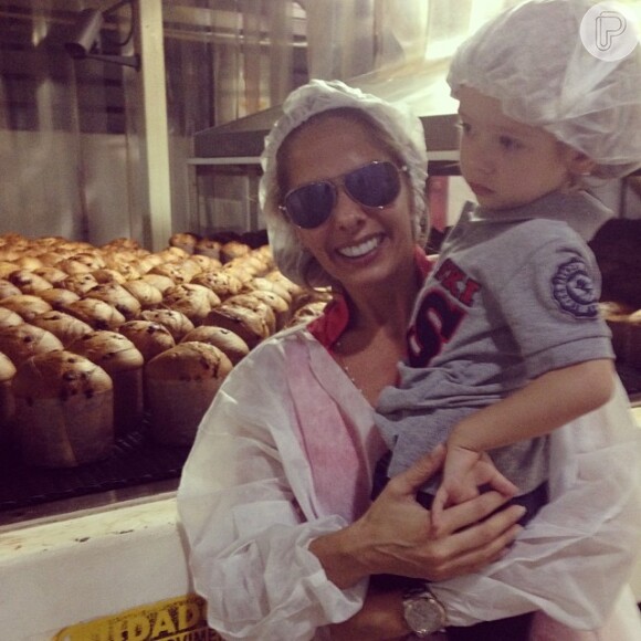 Adriane Galisteu visitou fábrica de panetone com o filho, Vittorio, de 2 anos