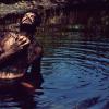 Kiko Pissolato mergulha na lama e arranca boas doses de sensualidade; fotos estarão reunidas em livro
