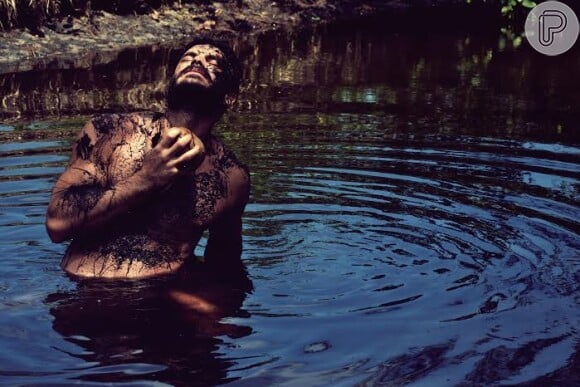 Kiko Pissolato mergulha na lama e arranca boas doses de sensualidade; fotos estarão reunidas em livro