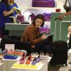 Isabelle Drummond escolhe sapatos em loja do shopping do Rio