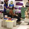 Isabelle Drummond experimenta sapatilhas em loja de shopping do Rio, em 3 de dezembro de 2013