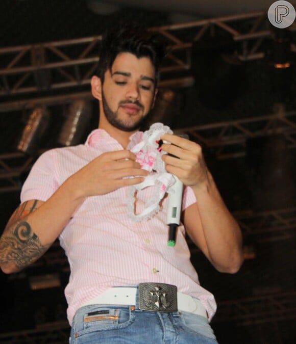 Gustavo Lima faz show no Pará e ganha calcinha de fã (Foto: Wesley Costa)