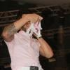 Gustavo Lima segura a calcinha branca com detalhes na cor rosa (Foto: Wesley Costa)