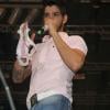 Gusttavo Lima ganha calcinha de fã em show em Belém, no dia 15/11/2012  (Foto: Wesley Costa)
