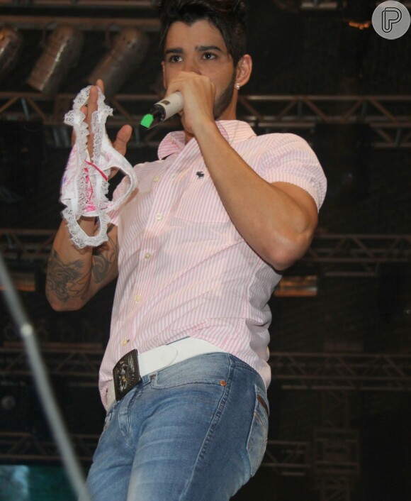 Gusttavo Lima ganha calcinha de fã em show em Belém, no dia 15/11/2012  (Foto: Wesley Costa)