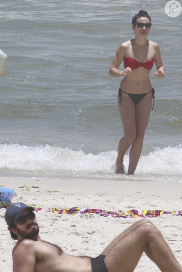 Bianca Bin curtiu a terça-feira, 3 de dezembro de 2013, na praia da Barra da Tijuca, no Rio, ao lado do marido, o também ator Pedro Brandão