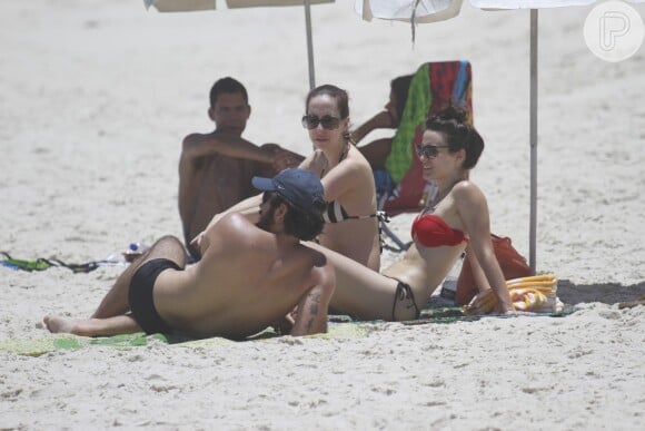 Bianca Bin com o marido, Pedro Brandão, e a amiga, Marianna Armellini, na praia da Barra da Tijuca
