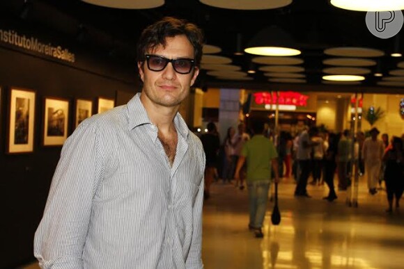 Gabriel Braga Nunes chama a atenção por apostar em óculos escuros para ir a pré-estreia do filme 'Anita e Garibaldi', na noite desta terça-feira, 3 de novembro de 2013, no Itaú Art Plex, no shopping Frei Caneca, em São Paulo