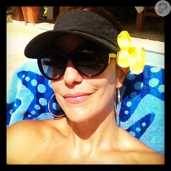 Ivete Sangalo publica foto pegando sol de viseira em sua conta do Instagram, desejando feliz ano novo, nesta segunda-feira, 31 de dezembro de 2012
