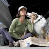 Jennifer Connelly recebeu uma lambida no rosto do cachorro com quem contracena no filme de Paul Bettany, no qual interpreta uma mulher de rua
