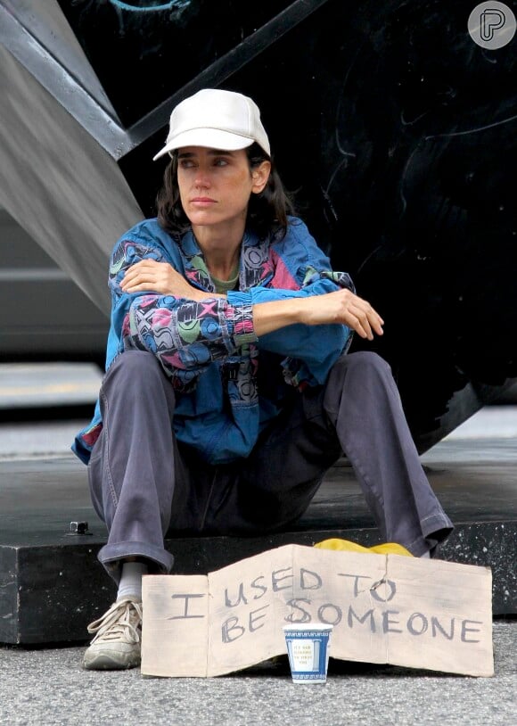 Jennifer Connelly foi fotografada com look despojado durante filmagem de 'Shelter', em setembro de 2013