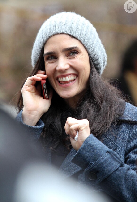 A atriz foi vista falando no celular no set de 'Winter's Tale'