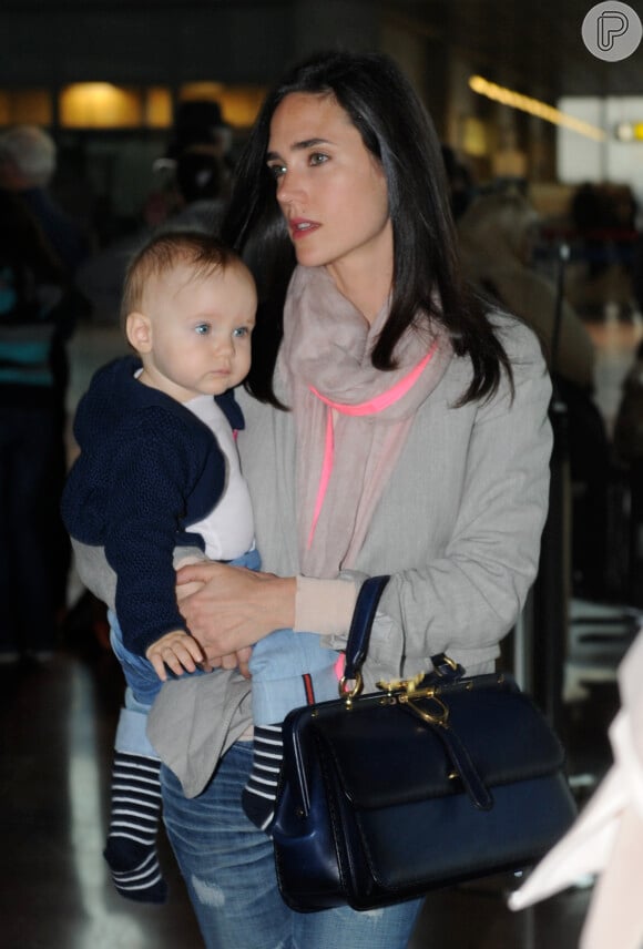 Jennifer Connelly foi vista com a filhinha Agnes, de 2 anos, em viagem à França, para o festival de Cannes, em maio de 2012