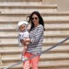 Jennifer Connelly foi fotografada com a filha caçula enquanto saía do hotel em que se hospedou na França, em maio de 2012