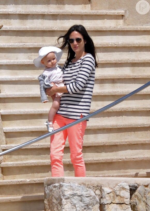 Jennifer Connelly foi fotografada com a filha caçula enquanto saía do hotel em que se hospedou na França, em maio de 2012
