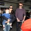 Jennifer Connelly e o marido, Paul Bettany, durante viagem com a pequena Agnes a Paris