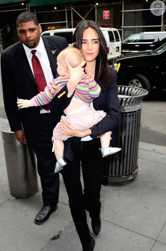 Jennifer Connelly e a filha caçula não conseguiram fugir dos flashes dos fotógrafos em Nova York, onde a família mora