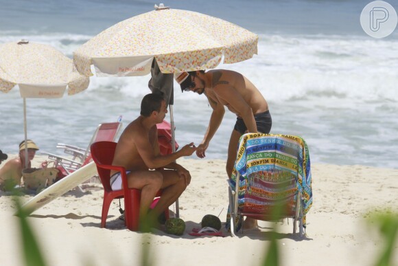 Paulo Vilhena não resistiu ao calor e foi para a praia colocar o bronzeado em dia, em 5 de dezembro de 2013