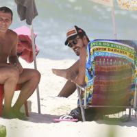 Paulo Vilhena curte praia com o amigo Eri Johnson, no RJ