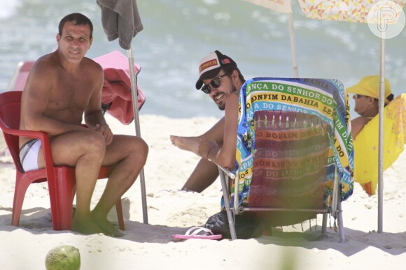 Paulo Vilhena curtiu a praia do Recreio dos Bandeirantes, no Rio de Janeiro, nesta quinta-feira, 5 de dezembro de 2013, com o amigo Eri Johnson