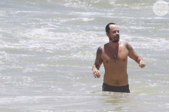 Paulo Vilhena se refresca no mar, em 5 de dezembro de 2013