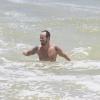 Paulo Vilhena se diverte no mar da praia do Recreio dos Bandeirantes, no Rio de Janeiro, em 5 de dezembro de 2013