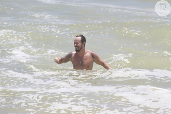 Paulo Vilhena se diverte no mar da praia do Recreio dos Bandeirantes, no Rio de Janeiro, em 5 de dezembro de 2013