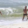 Paulo Vilhena curtiu uma praia com o amigo, Eri Johnson, em 5 de dezembro de 2013