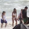 Enquanto Thayla Ayala trabalhava, seu marido, Paulinho Vilhena, curtia a praia com o amigo Eri Johnson