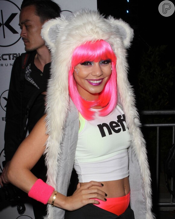 Vanessa Hudgens compareceu ao 'Vanessa Hudgens Hosts Electric Run LA' com peruca rosa, no dia 25 de maio de 2013