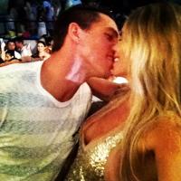 Danielle Winits beija o namorado, Amaury Nunes, em festa de Ano Novo no Rio