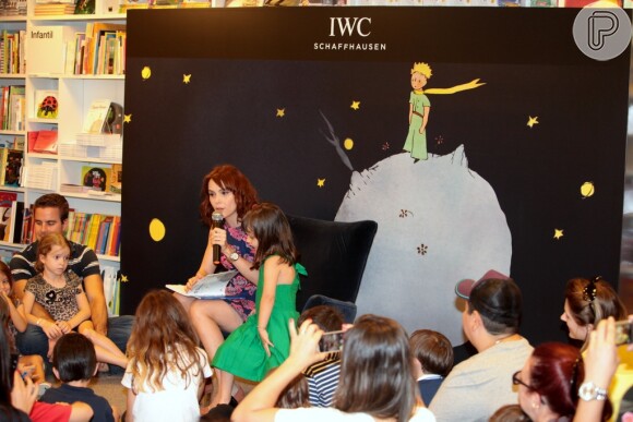 Débora Falabella lê 'O Pequeno Príncipe' para crianças , no IWC no JK Iguatemi, em São Paulo