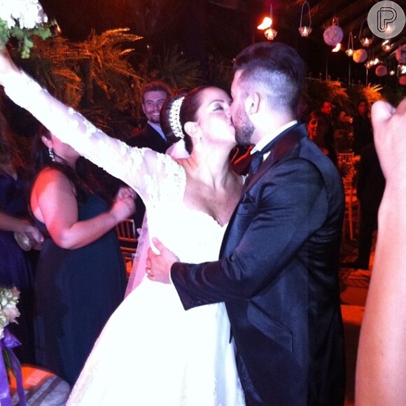 O beijo dos noivos! Silvia Abravanel, filha de Silvio Santos, se casa com o cantor Kleyton, da dupla Téo & Edu, em 6 de dezembro de 2013