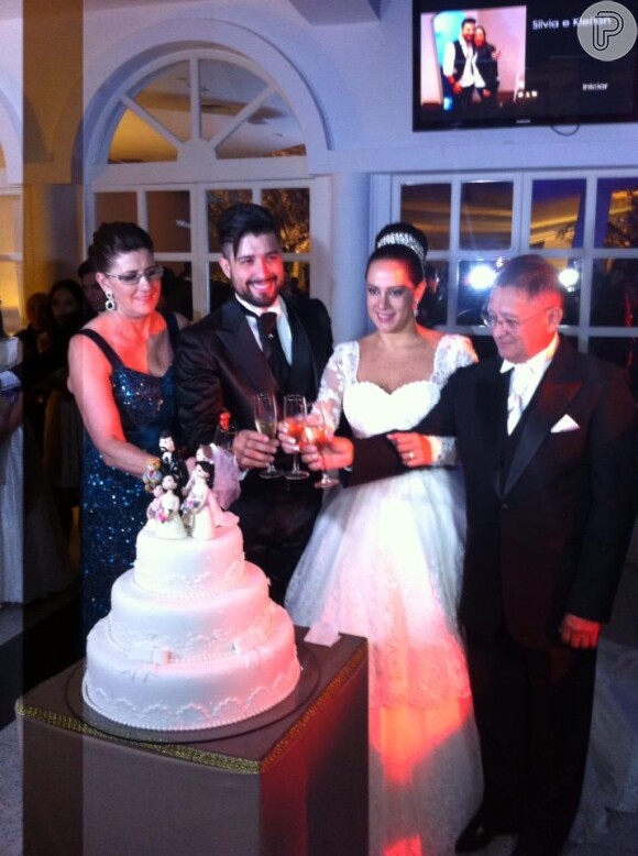 Silvia Abravanel e o cantor Kleyton, da dupla Téo & Edu, posam com familiares para o brinde após a cerimônia de casamento, em 6 de dezembro de 2013